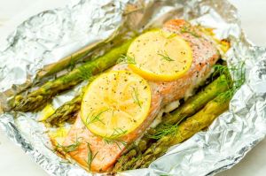Grilled Salmon with asparagus and lemon